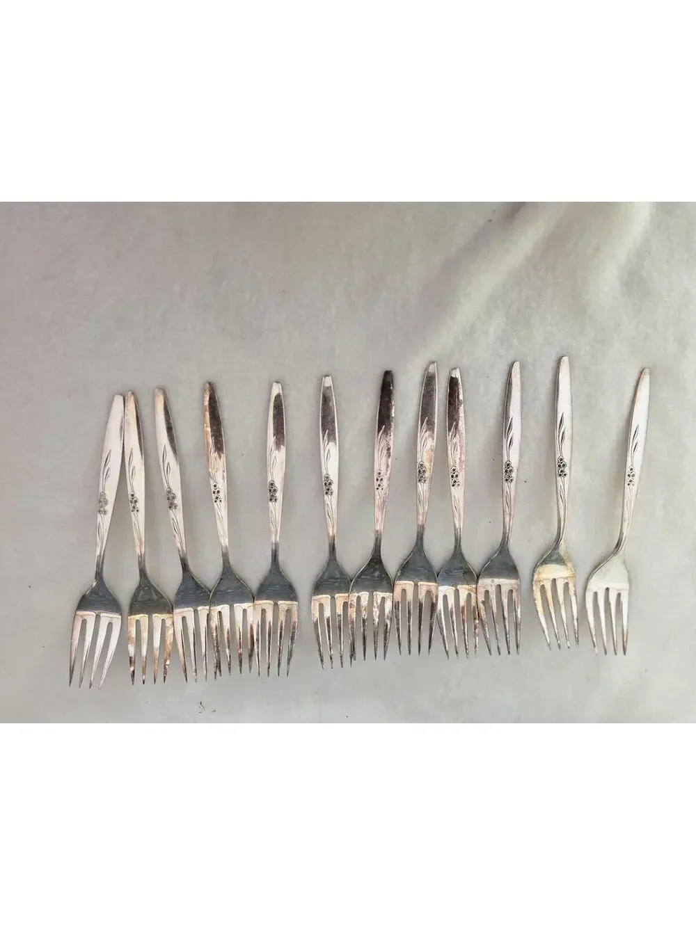 Oneida Gentle Rose Silverplate Dinner Forks Set of 4 7 3/8